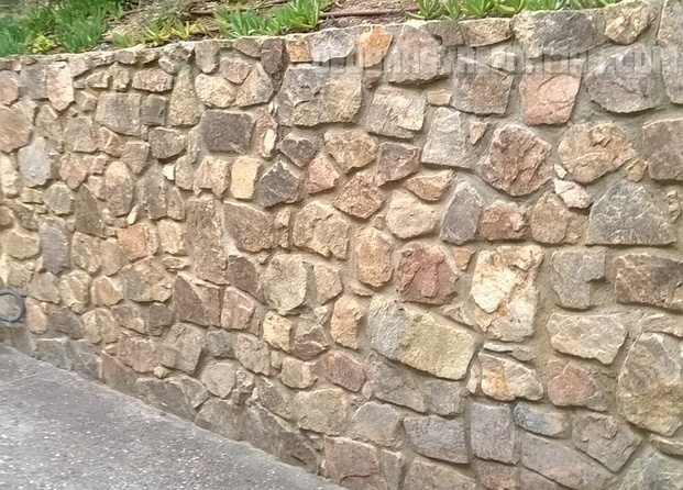 Muro manpostería con piedra de recuperación del solar