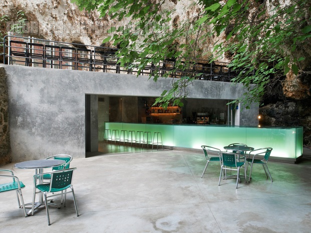 Bar in a cave by A2arquitectos 